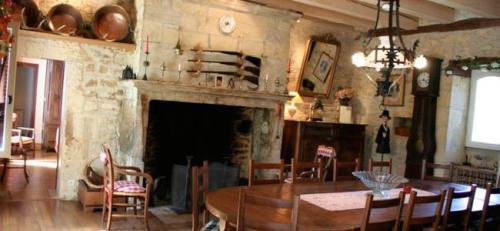 Grande cheminée de la salle à manger